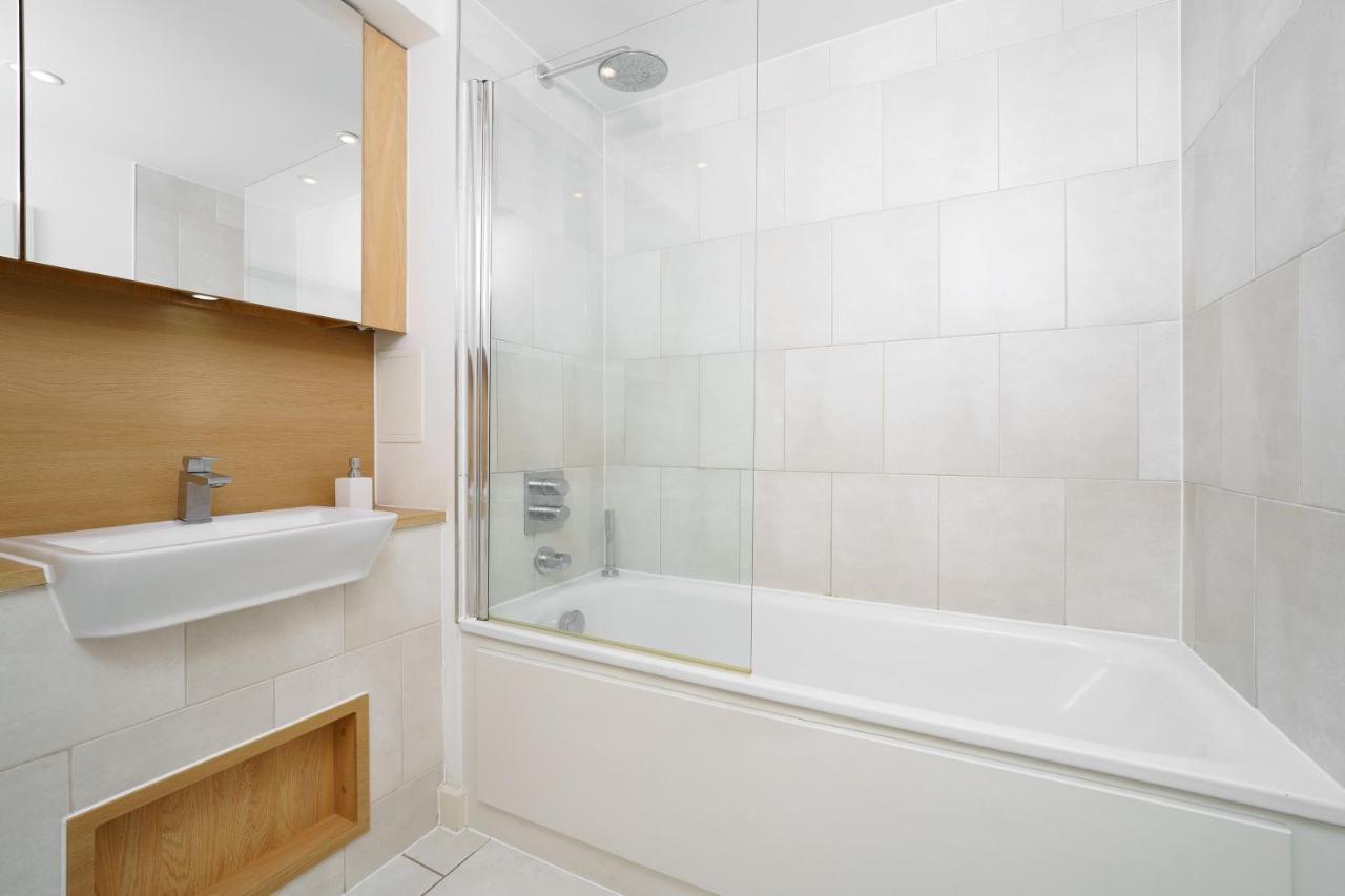 Stylish Fully-Equipped One Bedroom Apartment With Extra Sofa Bed, Free Secure Parking, Onsite Gym, 24Hr Security & Concierge Лондон Екстериор снимка