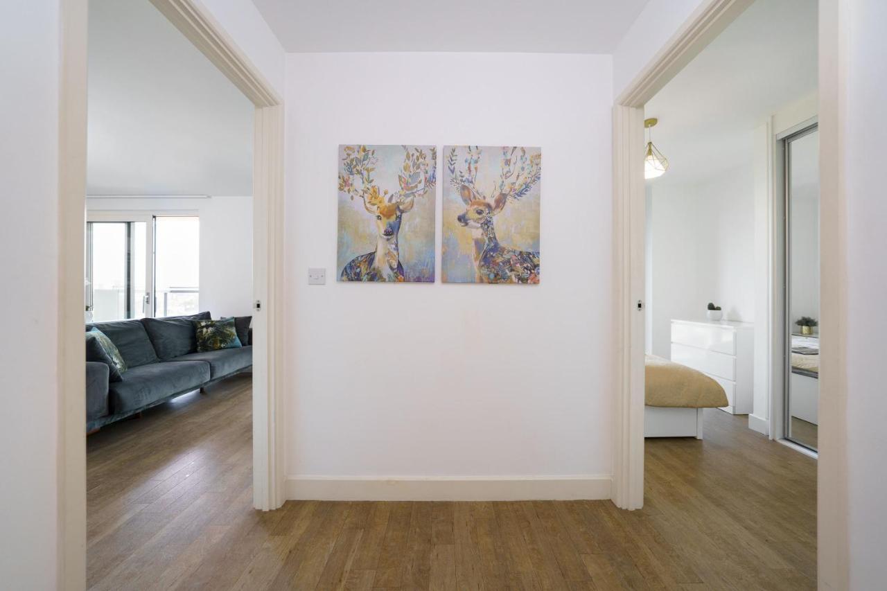 Stylish Fully-Equipped One Bedroom Apartment With Extra Sofa Bed, Free Secure Parking, Onsite Gym, 24Hr Security & Concierge Лондон Екстериор снимка