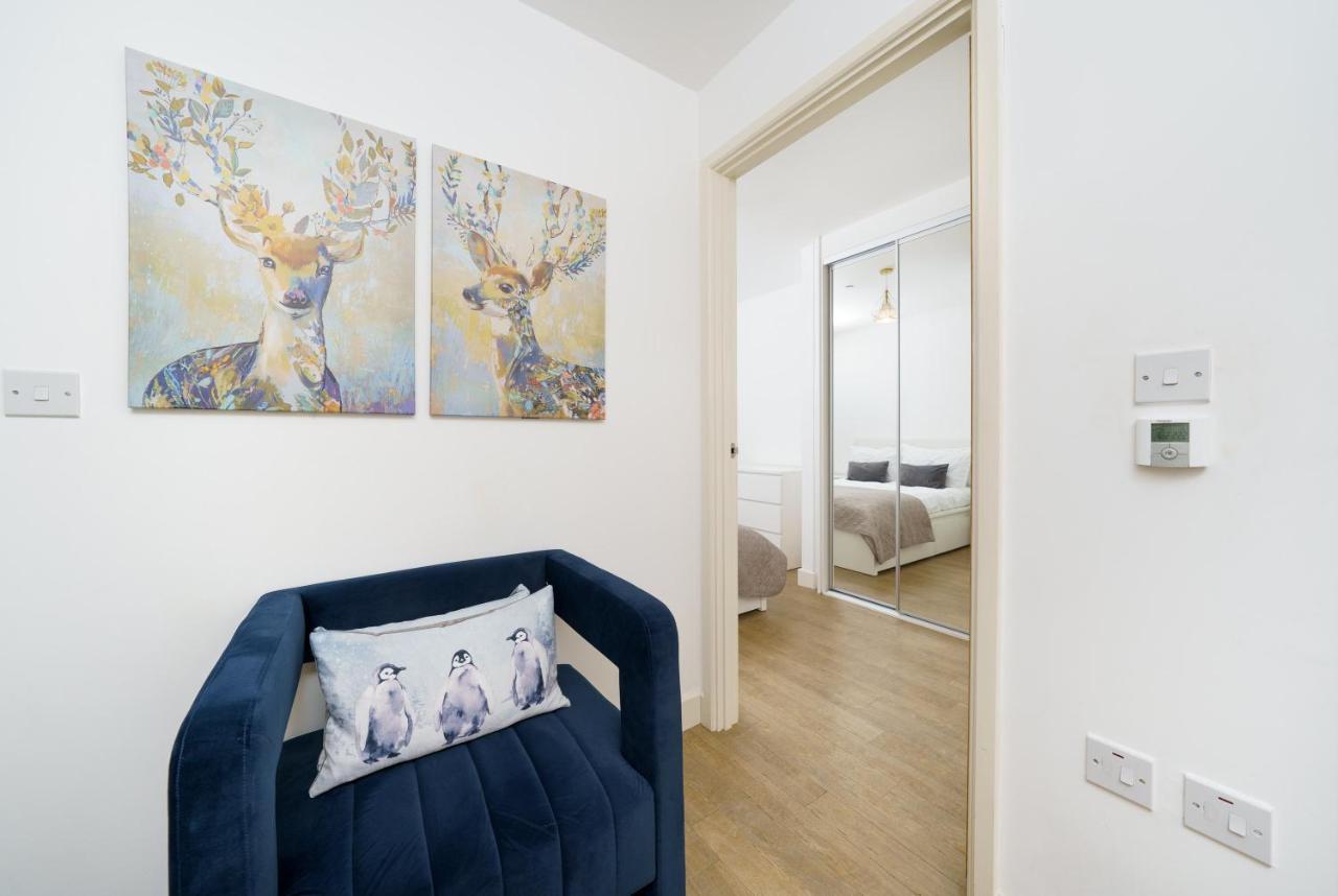 Stylish Fully-Equipped One Bedroom Apartment With Extra Sofa Bed, Free Secure Parking, Onsite Gym, 24Hr Security & Concierge Лондон Екстериор снимка