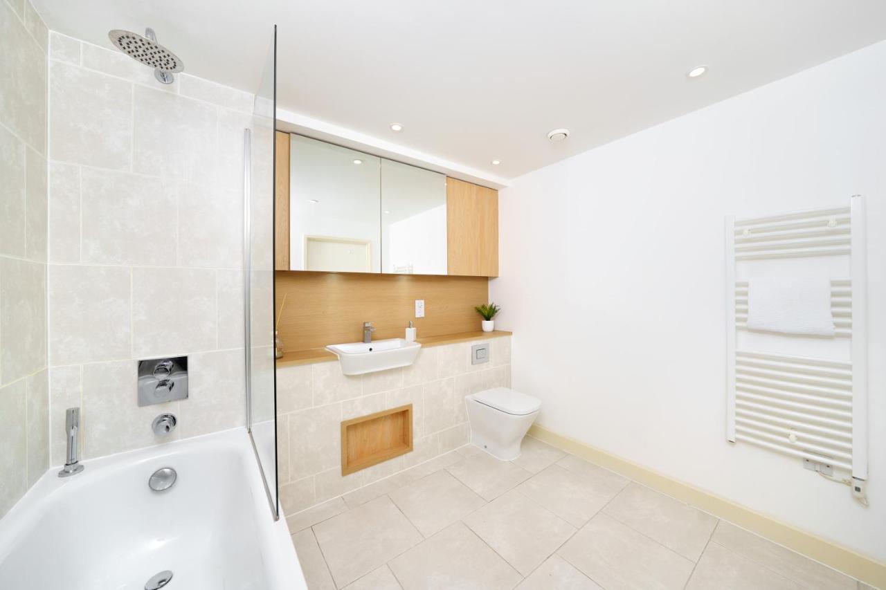 Stylish Fully-Equipped One Bedroom Apartment With Extra Sofa Bed, Free Secure Parking, Onsite Gym, 24Hr Security & Concierge Лондон Екстериор снимка